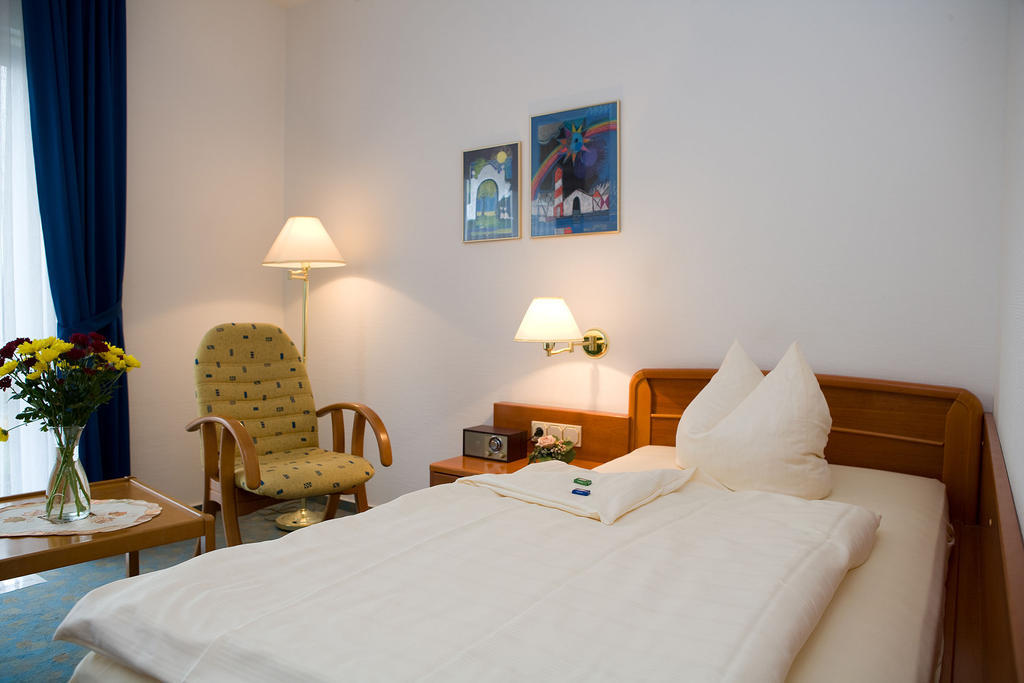 Central Inn Hotel garni Eppelborn Rum bild