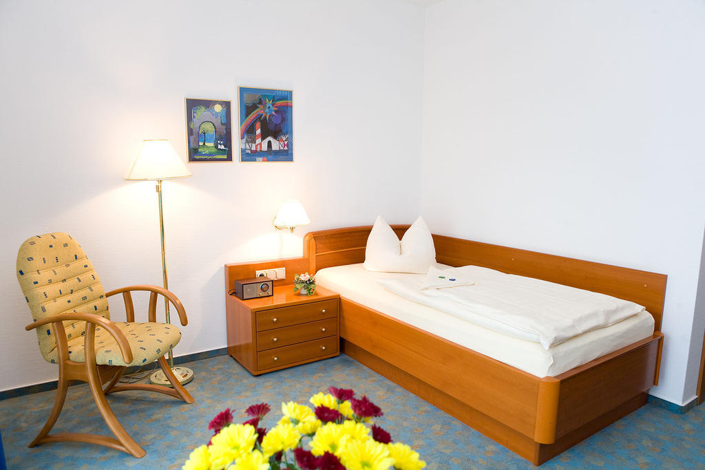 Central Inn Hotel garni Eppelborn Rum bild